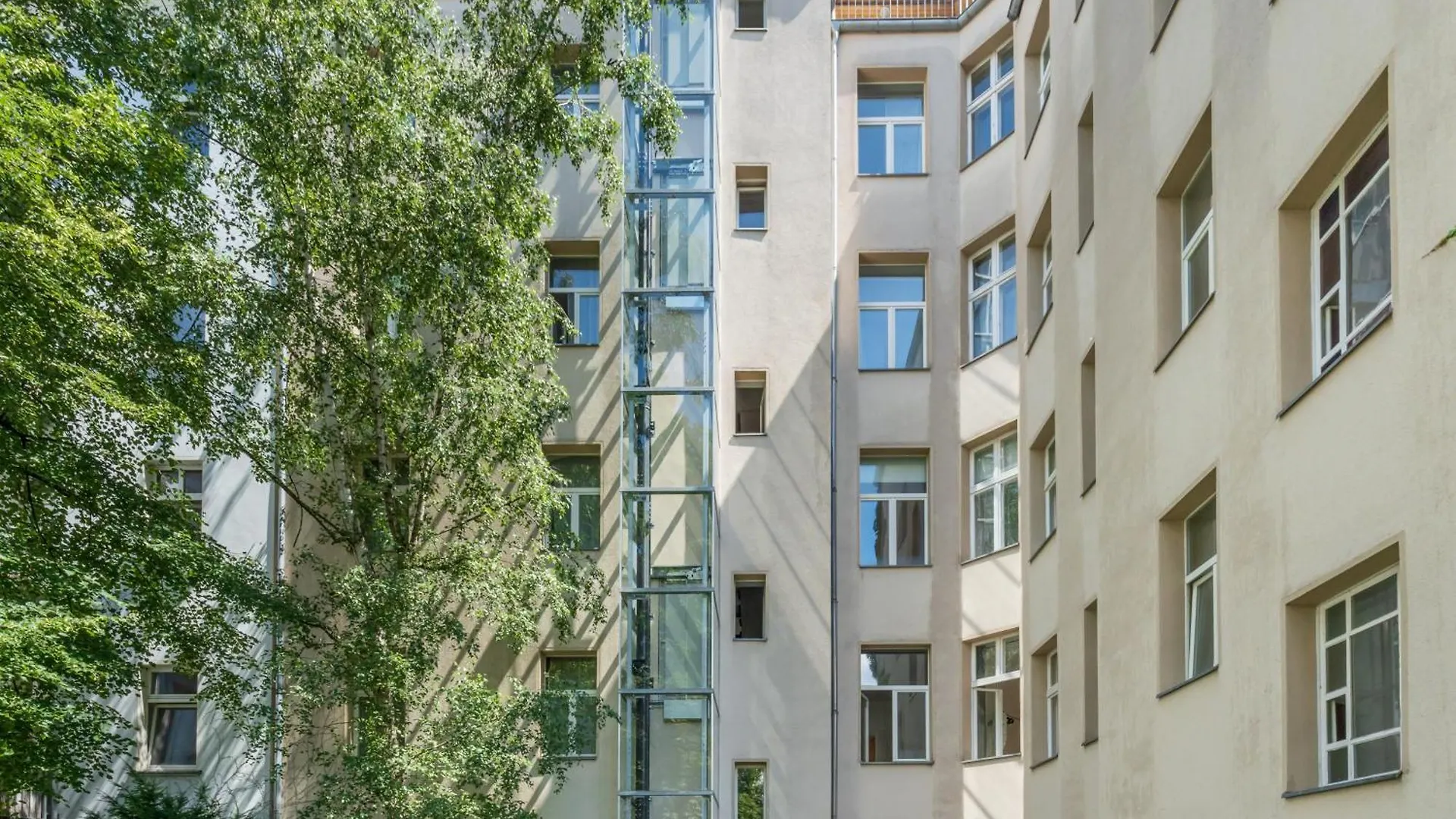 Mooeve Friedrichs Big Daire Berlin