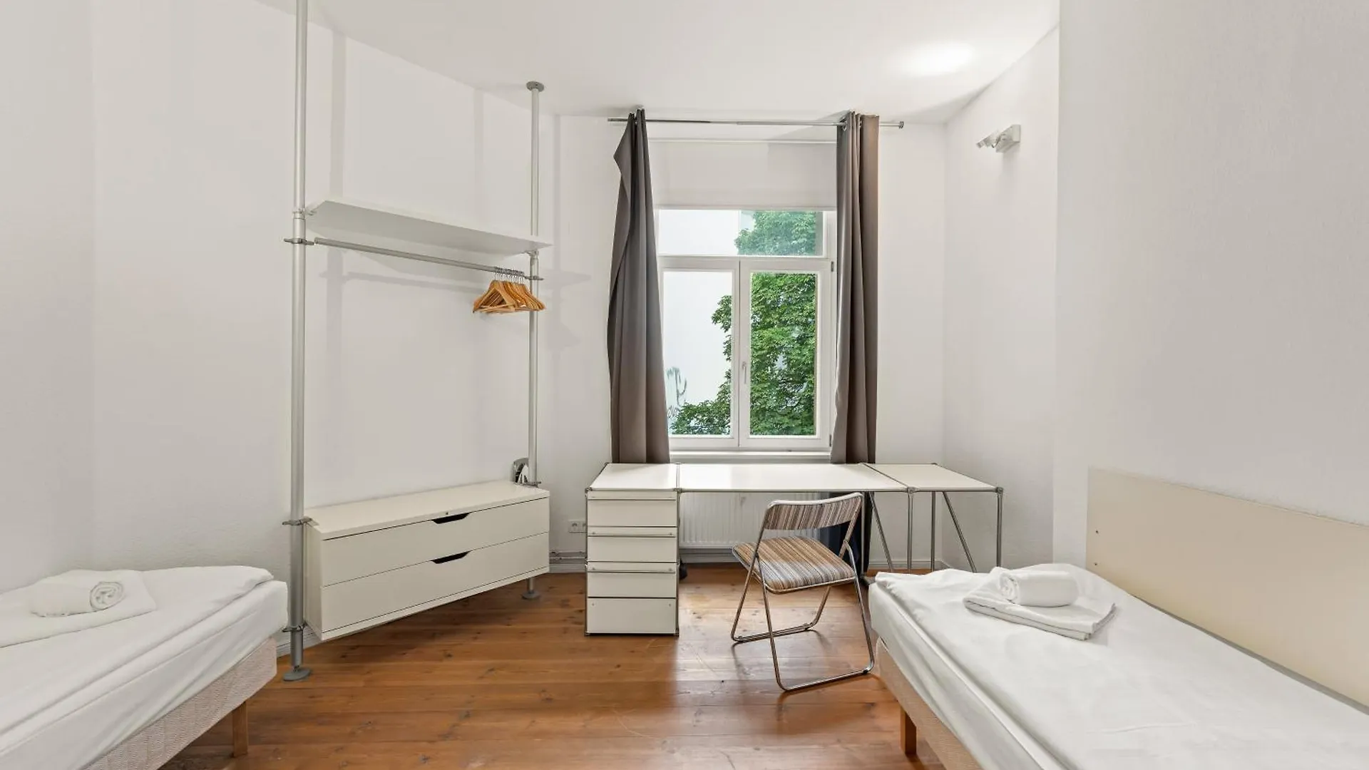 Mooeve Friedrichs Big Daire Berlin Almanya